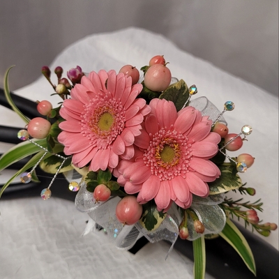 Formal Flower- Happy Daisies from Shaw Florists in Grand Rapids, MN